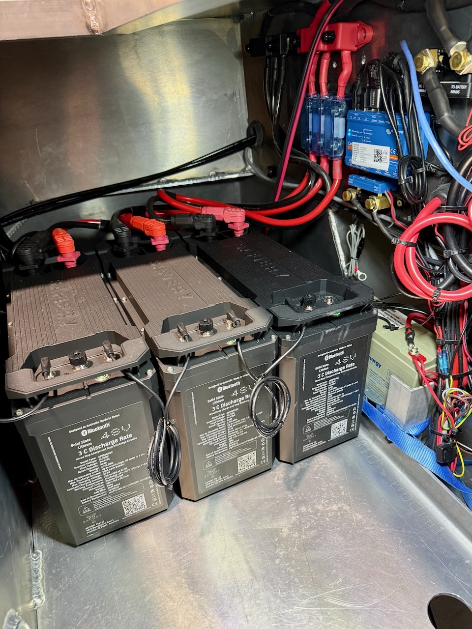 Accupakket en elektronica aan boord van de Penguin One